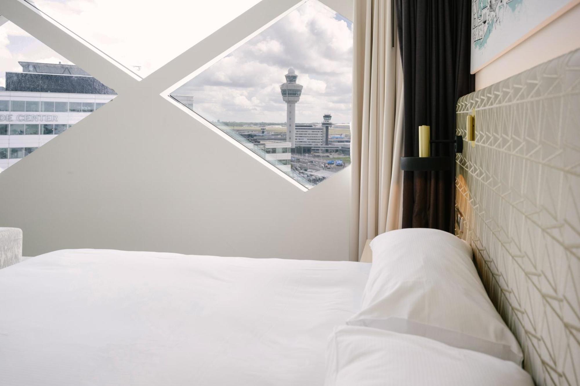 King Deluxe Corner Room Airport View,1545067318:JPEG